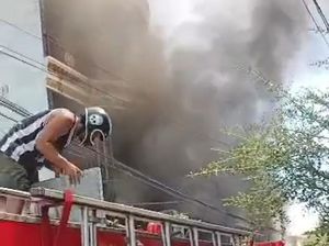 Dealer Kendaraan Bekas di Makassar Kebakaran, 4 Mobil Hangus