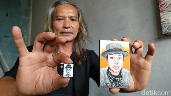 Keren! Pelukis Asal Garut Ini Bikin Karya Mini Pakai Pisau