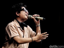 Julian Kaisar Mainkan Lagu Juicy Luicy yang Belum Dirilis, Auto Jadi Tempat Curhat