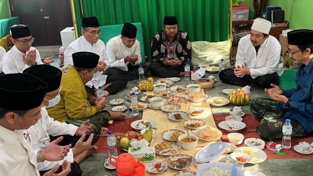 Ketum PBNU silaturahmi ke sejumlah kiai di Jawa Timur Ketua Umum PBNU KH Yahya Cholil Staquf menggelar silaturahmi ke sejumlah kiai dan pondok pesantren besar di Jawa Timur selama tiga hari yang dimulai Rabu 18 Mei 2022. ANTARA/HO-NU
