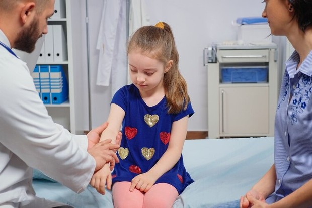 Kulit serta mata yang menguning/Foto:Freepik.com/DCstudio Perubahan pada urine juga diikuti oleh perubahan pada warna kulit serta mata.