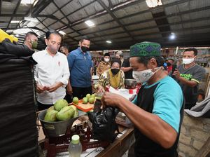 Momen Jokowi dan Pedagang Sayur Tawar Menawar di Pasar