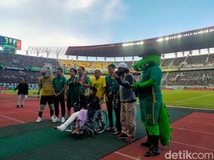 Momen Mengheningkan Cipta Laga Persebaya vs Persis Koban Laka Tol Mojokerto