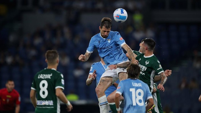 ROME, ITALY - MAY 21:  Francesco Acerbi of SS Lazio competes for the ball with Panagiotis Retsos of Hellas Verona during the Serie A match between SS Lazio and Hellas Verona FC at Stadio Olimpico on May 21, 2022 in Rome, Italy.  (Photo by Paolo Bruno/Getty Images)