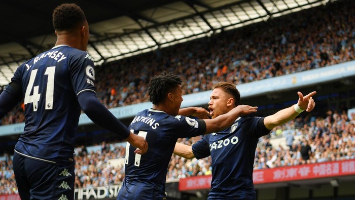 MANCHESTER, ENGLAND - MAY 22: Matty Cash celebrates with Ollie Watkins of Aston Villa after scoring their teams first goal during the Premier League match between Manchester City and Aston Villa at Etihad Stadium on May 22, 2022 in Manchester, England. (Photo by Michael Regan/Getty Images)