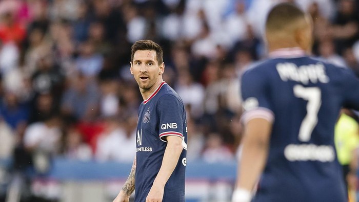 PARIS, FRANCE - MAY 21: Lionel Messi of Paris Saint Germain walks in the field during the Ligue 1 Uber Eats match between Paris Saint Germain and FC Metz at Parc des Princes on May 21, 2022 in Paris, France. (Photo by Antonio Borga/Eurasia Sport Images/Getty Images)