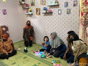 Jenguk Bocah Jantung Bocor di Gunungkidul, Risma Tawari Berobat di Solo