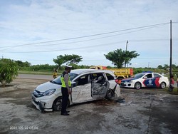 Pengemudi Mengantuk-Mobil Tabrak Rumah Makan di Barru, Anak-Istri Sopir Tewas