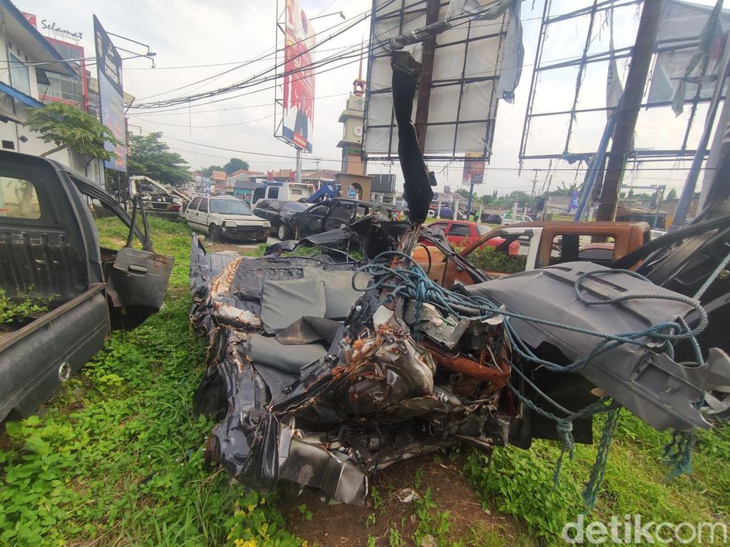 Menengok Kuburan Kendaraan di Cianjur: Mobil Hancur-Ditumbuhi Rumput