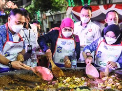 Momen Khofifah dan Eri Cahyadi Kompak Ngulek Bareng di Festival Rujak Uleg