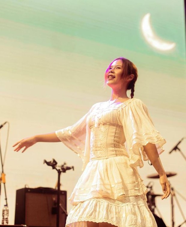 Nadin Amizah di Panggung Allo Bank/Foto: instagram.com/cakecaine Nadin Amizah di Panggung Allo Bank