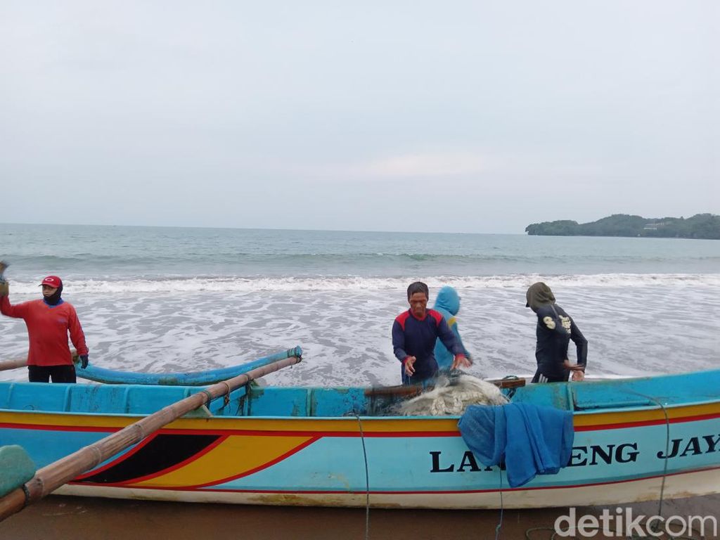 Cerita Nelayan Batukaras: Sulit Dapat Ikan dan Tantangan di Tengah Laut