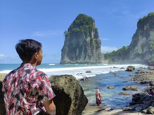 Intip Keelokan Pulau Berbentuk Pilar Pantai Pangasan Pacitan yang Bikin Kerasan