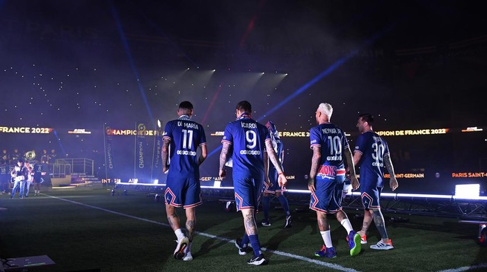 PARIS, FRANCE - MAY 21: (L-R) Angel Di Maria, Mauro Icardi, Neymar Jr and Leo Messi walk to the center of the pitch for the trophy celebration after the Ligue 1 Uber Eats match between Paris Saint Germain and FC Metz at Parc des Princes on May 21, 2022 in Paris, France. (Photo by Aurelien Meunier - PSG/PSG via Getty Images)