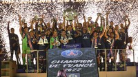 Skuad Paris Saint-Germain mengangkat trofi juara Ligue 1 di podium. (Foto: PSG via Getty Images/Aurelien Meunier - PSG)