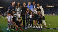 Lionel Messi dan Angel Di Maria berfoto bareng keluarga merayakan gelar juara Liga Prancis 2021/2022. (Foto: PSG via Getty Images/Aurelien Meunier - PSG)