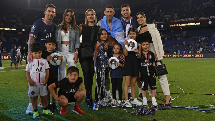PARIS, FRANCE - MAY 21: (L-R) Leo Messi, Antonela Roccuzzo, Jorgelina Cardoso, Angel Di Maria, Leandro Paredes and Camila Galante and their kids pose after the trophy celebration after the Ligue 1 Uber Eats match between Paris Saint Germain and FC Metz at Parc des Princes on May 21, 2022 in Paris, France. (Photo by Aurelien Meunier - PSG/PSG via Getty Images)