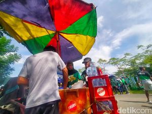 Pedagang Makanan-Minuman saat Laga Persebaya vs Persis: Iso Ngingoni Anak-Bojo