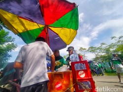 Pedagang Makanan-Minuman saat Laga Persebaya vs Persis: Iso Ngingoni Anak-Bojo
