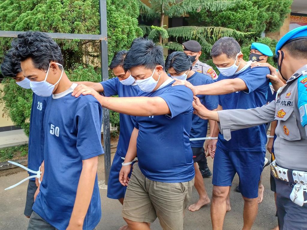Keroyok Mati Warga Bandung, 8 Orang Ditangkap Polisi Keroyok Mati Warga Bandung, 8 Orang Ditangkap Polisi