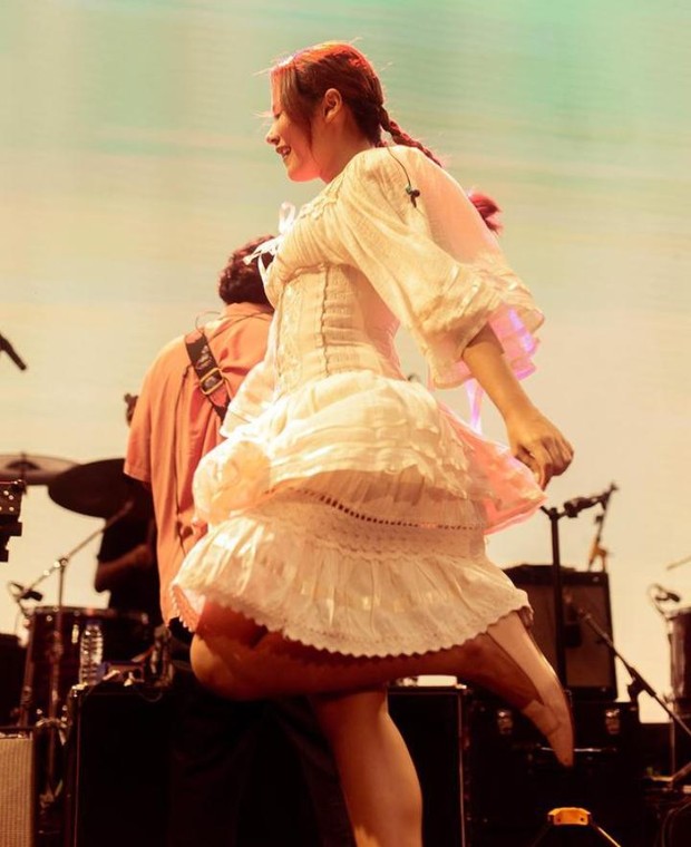 Penampilan Minimalis Nadin Amizah/Foto: instagram.com/cakecaine Penampilan Minimalis Nadin Amizah