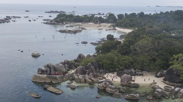 Pesona Pantai Tanjung Tinggi di Pulau Laskar Pelangi