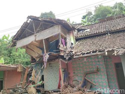 Snapshot: Penampakan Hancurnya Rumah Usai Ditabrak Bus Maut di Ciamis