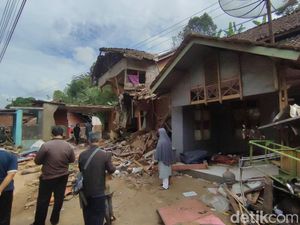 Porak Porandanya Rumah yang Ditabrak Bus Maut di Ciamis Porak Porandanya Rumah yang Ditabrak Bus Maut di Ciamis
