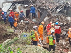 Tim SAR Ungkap Kendala Pencarian Korban Tertimbun Longsor di Cijeruk Bogor