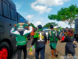 Kangen Nribun, Suporter Persebaya vs Persis Rela Ajak Anak-Keluarga ke GBT