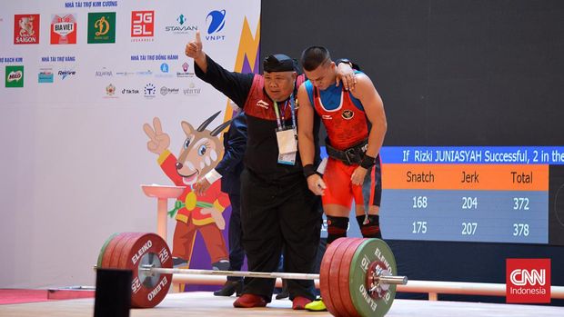 Rizki Juniansyah Rizki Juniansyah jatuh lemas begitu angkatan clean and jerk 200kg gagal. Emas SEA Games 2021 (2021) yang sudah di depan mata pun sirna