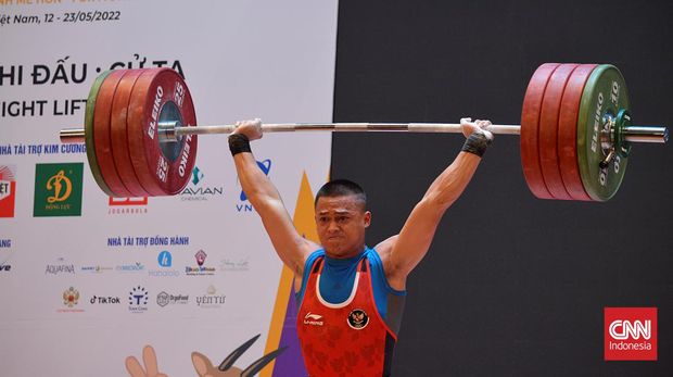 Rizki Juniansyah jatuh lemas begitu angkatan clean and jerk 200kg gagal. Emas SEA Games 2021 (2021) yang sudah di depan mata pun sirna
