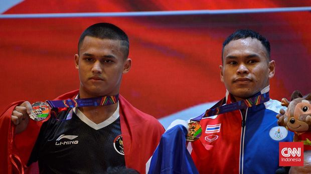 Rizki Juniansyah Rizki Juniansyah jatuh lemas begitu angkatan clean and jerk 200kg gagal. Emas SEA Games 2021 (2021) yang sudah di depan mata pun sirna