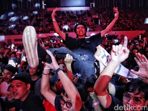 Semangat Kelelawar .Feast Nyanyi Bareng di Allo Bank Festival Semangat Kelelawar .Feast Nyanyi Bareng di Allo Bank Festival