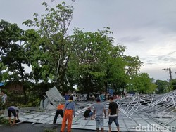 Seng Warga di Medan Sunggal Tutupi Jalan Usai Diterjang Angin