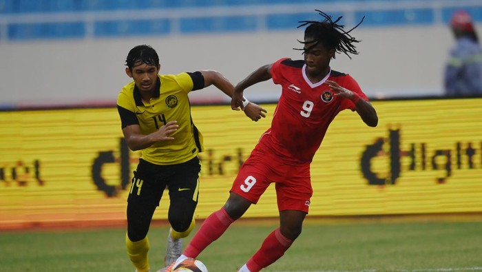 Pesepak bola Timnas Indonesia Ronaldo Kwateh (kanan) berebut bola dengan pesepak bola Timnas Malaysia Ahmad Zikri (kiri) dalam laga perebutan medali perunggu sepak bola SEA Games 2021 Vietnam di Stadion Nasional My Dinh, Hanoi, Vietnam, Minggu (22/5/2022). ANTARA FOTO/Aditya Pradana Putra/Pool/wsj.