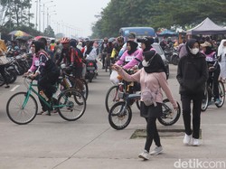 Berkah Pelonggaran Masker di Pasar Tumpah Stadion GBLA