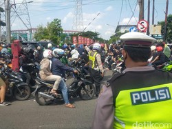Jelang Persebaya vs Persis, Suporter Mulai Berdatangan di Stadion GBT