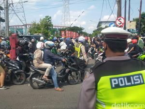 Jelang Persebaya vs Persis, Suporter Mulai Berdatangan di Stadion GBT Jelang Persebaya vs Persis, Suporter Mulai Berdatangan di Stadion GBT