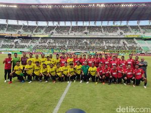 Wali Kota Eri dan Gibran Bawa Tim Pemkot Surabaya Ungguli Bonek Squad 3-0 Wali Kota Eri dan Gibran Bawa Tim Pemkot Surabaya Ungguli Bonek Squad 3-0