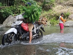 Kisah Warga Enrekang Seberangi Sungai Tak Ada Jembatan, Rawan Air Bah Datang