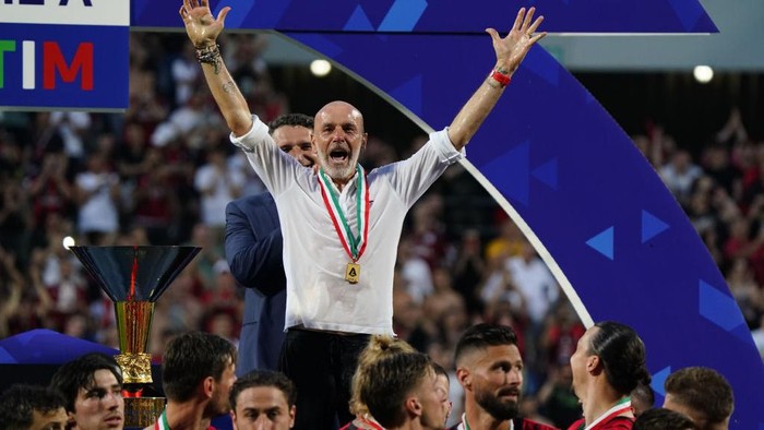 REGGIO NELLEMILIA, ITALY - MAY 22: Head coach of Milan Stefano Pioli celebrates after the Serie A match between US Sassuolo and AC Milan at Mapei Stadium - Citta del Tricolore on May 22, 2022 in Reggio nellEmilia, Italy. (Photo by Pier Marco Tacca/AC Milan via Getty Images)