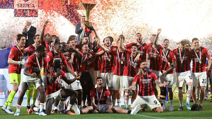 REGGIO NELLEMILIA, ITALY - MAY 22: Alessio Romagnoli of AC Milan lifts the Serie A Scudetto trophy after their side finished the season as Serie A champions during the Serie A match between US Sassuolo and AC Milan at Mapei Stadium - Citta del Tricolore on May 22, 2022 in Reggio nellEmilia, Italy. (Photo by Chris Ricco/Getty Images)
