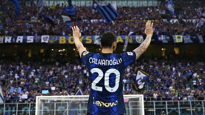 MILAN, ITALY - MAY 22: Hakan Calhanoglu of FC Internazionale cheers the fans after the Serie A match between FC Internazionale and UC Sampdoria at Stadio Giuseppe Meazza on May 22, 2022 in Milan, Italy. (Photo by Mattia Ozbot - Inter/Inter via Getty Images)