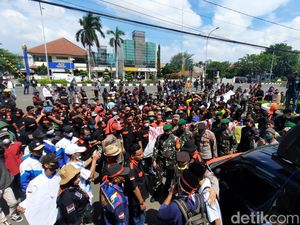 Pedemo Tuntut Pemkab Perbaiki Jalanan Rusak di Karawang Utara Pedemo Tuntut Pemkab Perbaiki Jalanan Rusak di Karawang Utara