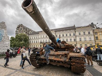 Tank-tank Rusia yang Hancur Dipamerkan di Kyiv, Warga Bersukacita