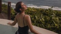 Ariel Tatum Berendam Sambil Nikmati Pemandangan Indah Pantai di Bali