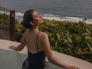 Ariel Tatum Berendam Sambil Nikmati Pemandangan Indah Pantai di Bali