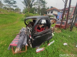 Kisah Bangkai Mobil Penghuni Tertua di Pos 10 Cepu Cianjur