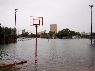 Banjir Hantam Durban Afsel, Lapangan Basket Jadi Kolam Dadakan